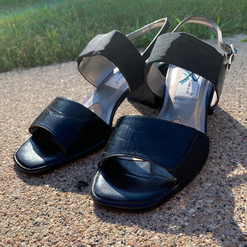 “Lanai Black” genuine leather sandals
